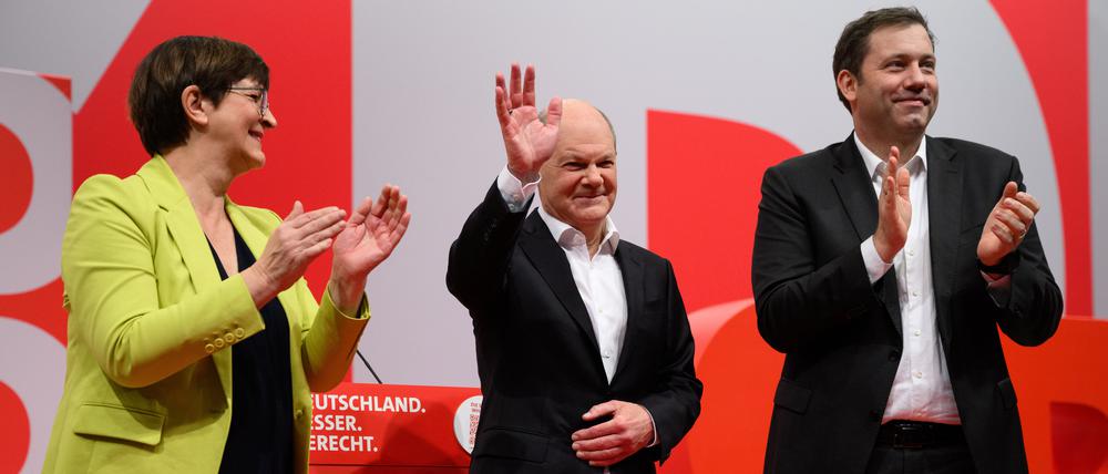Bundeskanzler Olaf Scholz (M, SPD)  zusammen mit Saskia Esken (l), Vorsitzende der SPD, und Lars Klingbeil, Vorsitzender der SPD.