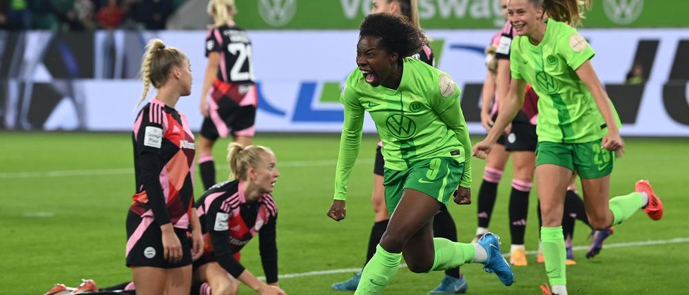 Wolfsburgs Lineth Beerensteyn bejubelt ihr Tor zum 2:0-Endstand.