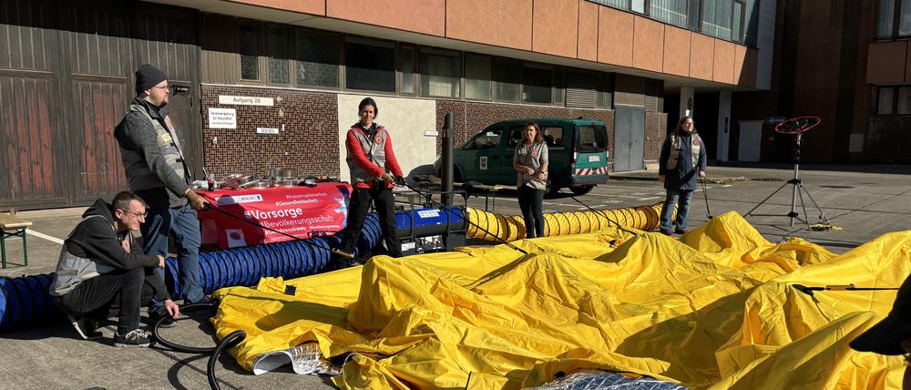 Freiwillige bauen beim Projekt Zeus in Berlin-Lichtenberg ein Notfallzelt auf. Aufgenommen am 12.10.24