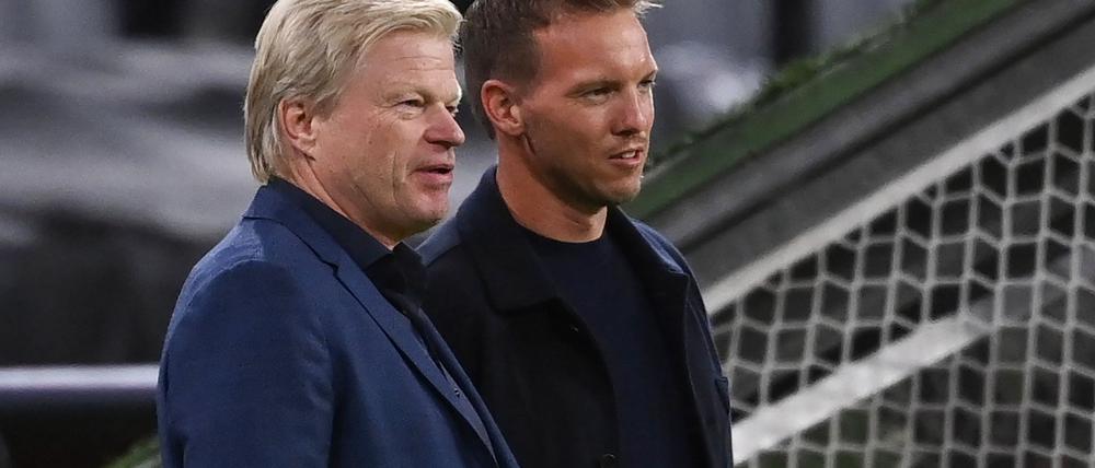 Oliver Kahn (links) sieht aktuell keinen eindeutigen Favoriten für die Torhüter-Position in der Nationalmannschaft von Julian Nagelsmann.