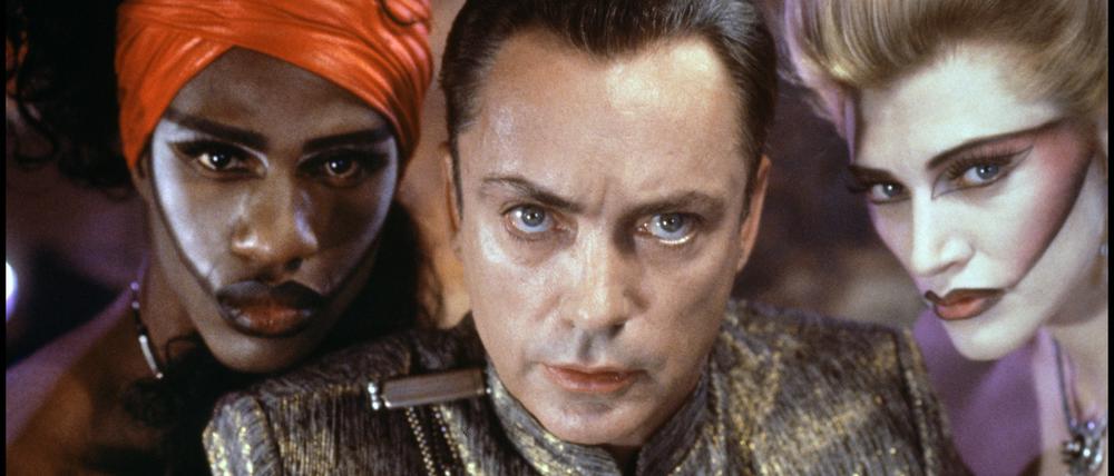 „Johnny Mnemonic“ mit Udo Kier von Robert Longo aus dem Jahr 1995.