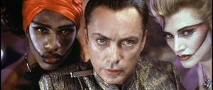 „Johnny Mnemonic“ mit Udo Kier von Robert Longo aus dem Jahr 1995.