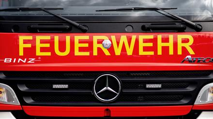 Ein Einsatzfahrzeug der Feuerwehr steht  auf einem Parkplatz. Symbolbild.