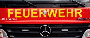 Ein Einsatzfahrzeug der Feuerwehr steht  auf einem Parkplatz. Symbolbild.