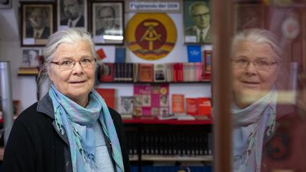 Museumsleiterin Gisela Freimark, aufgenommen im Perleberger DDR-Geschichtsmuseum. Das im Jahr 2003 gegründete Museum zeigt eine umfangreiche Sammlung von Gegenständen aus dem privaten, gesellschaftlichen und politischen Alltag der DDR.
