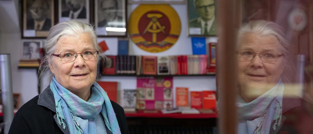 Museumsleiterin Gisela Freimark, aufgenommen im Perleberger DDR-Geschichtsmuseum. Das im Jahr 2003 gegründete Museum zeigt eine umfangreiche Sammlung von Gegenständen aus dem privaten, gesellschaftlichen und politischen Alltag der DDR.