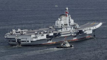Der chinesische Flugzeugträger Liaoning läuft am im Juli 2017 in den Hafen von Hong Kong ein.