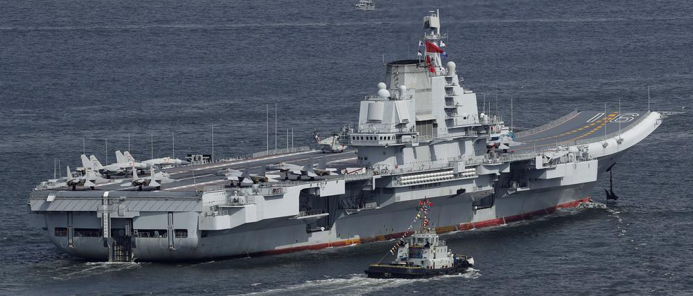 Der chinesische Flugzeugträger Liaoning läuft am im Juli 2017 in den Hafen von Hong Kong ein.