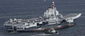 Der chinesische Flugzeugträger Liaoning läuft am im Juli 2017 in den Hafen von Hong Kong ein.