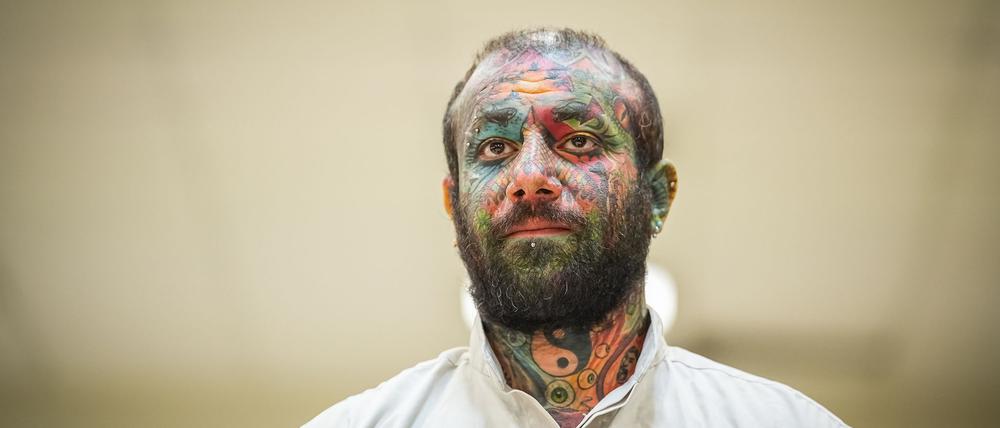 Ein iranisches Gericht hat den wegen Blasphemie verurteilten Sänger Amir Tatalu in einem Berufungsverfahren zum Tode verurteilt (Archivbild).