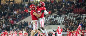 Ruben De Ruyter (l) und Aashari Crosswell von den Potsdam Royals freuen sich über einen Touchdown.