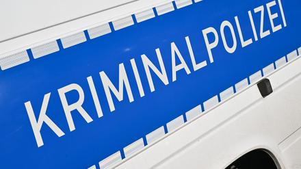 Die Kriminalpolizei ermittelt nach dem Fund eines Toten in einer Tiefkühltruhe in Verl (Symbolbild).