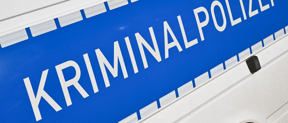 Die Kriminalpolizei ermittelt nach dem Fund eines Toten in einer Tiefkühltruhe in Verl (Symbolbild).