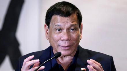 Der damalige philippinische Präsident Rodrigo Duterte nimmt an einer Pressekonferenz während seines Besuchs in Peking teil (Archivbild).