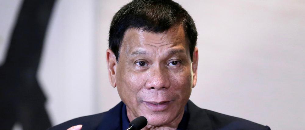 Der damalige philippinische Präsident Rodrigo Duterte nimmt an einer Pressekonferenz während seines Besuchs in Peking teil (Archivbild).