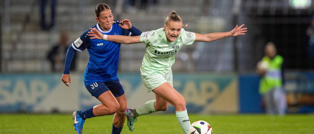 Turbine Potsdam (li. Noa Selimhodzic, gegen Essens Paula Flach) verlor auch das sechste Saisonspiel. 