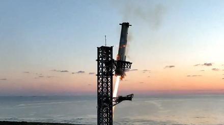 Der Super Heavy Booster des „Starship“-Systems kehrt zur Startrampe zurück.