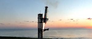 Der Super Heavy Booster des „Starship“-Systems kehrt zur Startrampe zurück.