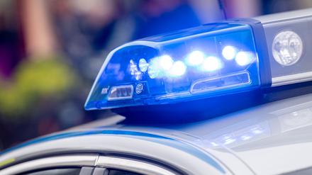 ARCHIV - 03.10.2018, Bayern, München: Das Blaulicht einer Polizeistreife ist am Rande einer Demonstration eingeschaltet. (zu dpa: «28-Jähriger bei Familienstreit lebensgefährlich verletzt») Foto: Lino Mirgeler/dpa +++ dpa-Bildfunk +++