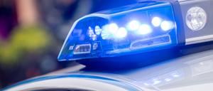 ARCHIV - 03.10.2018, Bayern, München: Das Blaulicht einer Polizeistreife ist am Rande einer Demonstration eingeschaltet. (zu dpa: «28-Jähriger bei Familienstreit lebensgefährlich verletzt») Foto: Lino Mirgeler/dpa +++ dpa-Bildfunk +++