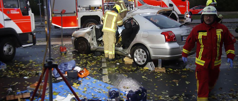 Mit technischem Gerät musste die Feuerwehr eine Person aus dem Auto befreien.
