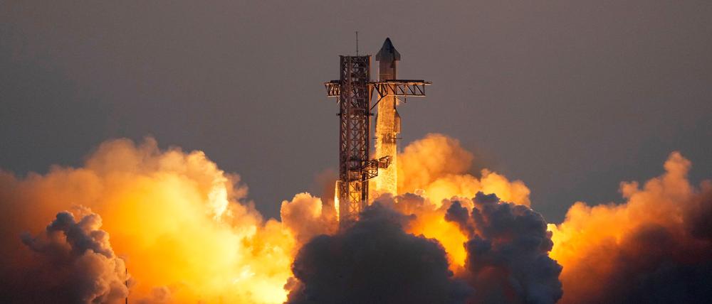 Die Mega-Rakete Starship von SpaceX hebt von der Starbase zum fünften Testflug ab.