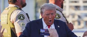 Der republikanische Präsidentschaftskandidat und ehemalige US-Präsident Donald Trump spricht zu seinen Anhängern während einer Kundgebung in Coachella, Kalifornien (Symbolbild).