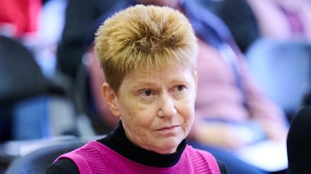 Petra Pau (Die Linke), Vizepräsidentin des Deutschen Bundestages, kommt zum Parteitag ihrer Partei nach Berlin Friedrichshain. 