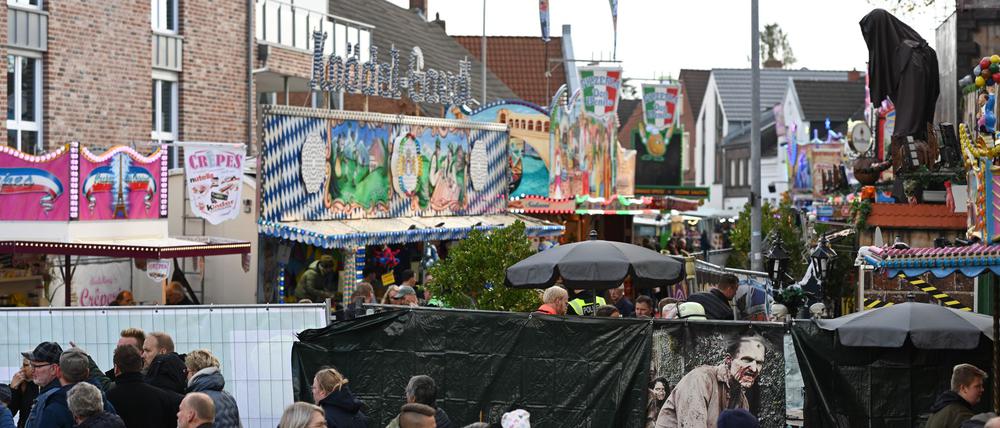 Auf dem Gallimarkt, Ostfrieslands größtem Volksfest, ist eine Geisterbahn in Brand geraten. Fünf Menschen wurden verletzt.