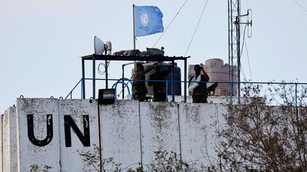 Mitglieder der Friedenstruppe der Vereinten Nationen (Unifil) blicken auf die libanesisch-israelische Grenze (Symbolbild).