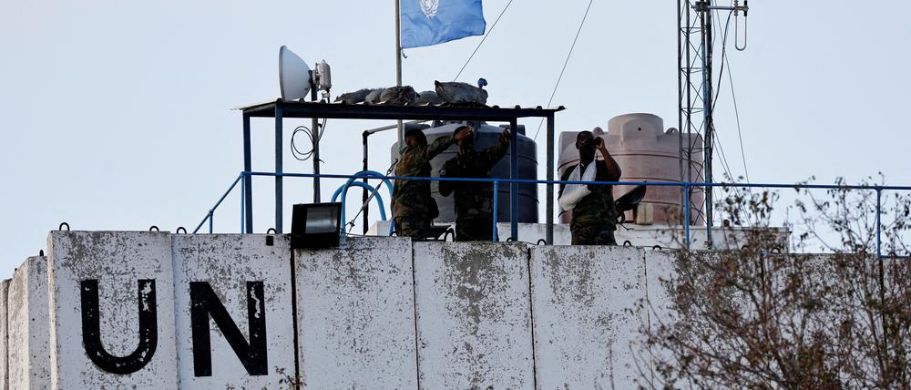 Mitglieder der Friedenstruppe der Vereinten Nationen (Unifil) blicken auf die libanesisch-israelische Grenze (Symbolbild).