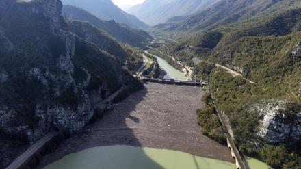 Abfall sitzt am Damm des Flusses Neretva nach Erdrutschen, sintflutartigen Regenfällen und Sturzfluten fest.