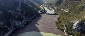 Abfall sitzt am Damm des Flusses Neretva nach Erdrutschen, sintflutartigen Regenfällen und Sturzfluten fest.