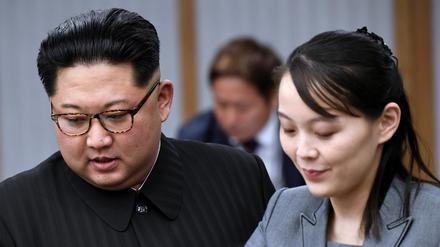 Kim Jong Un, Machthaber von Nordkorea, und dessen Schwester Kim Yo Jong (Archivbild)