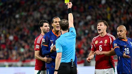 Hollands Kapitän Virigil van Dijk sieht in Ungarn zweimal Gelb und ist darum gesperrt gegen Deutschland.
