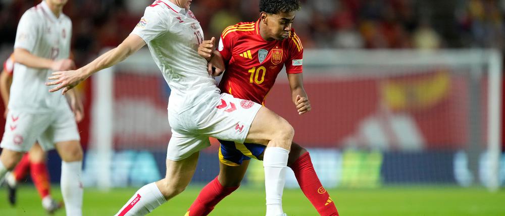 Lamine Yamal (r) fehlt den Spaniern in der Nations League gegen Serbien.