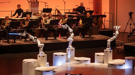 Die Dresdner Sinfoniker ließen sich im Festspielhaus Hellerau erstmals von einem dreiarmigen Roboter dirigieren