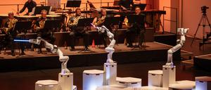 Die Dresdner Sinfoniker ließen sich im Festspielhaus Hellerau erstmals von einem dreiarmigen Roboter dirigieren