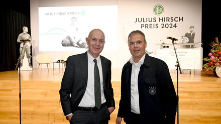 DFB-Präsident Bernd Neuendorf (l.) setzt sich gegen Antisemitismus ein. 