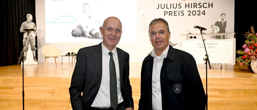 DFB-Präsident Bernd Neuendorf (l.) setzt sich gegen Antisemitismus ein.