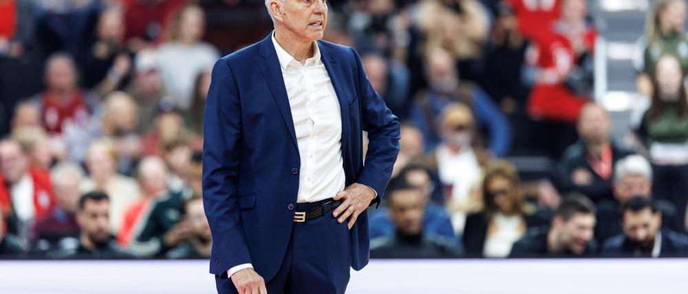 Bayerns Basketballer mit Coach Gordon Herbert gewinnen im BBL-Pokal in Bonn.