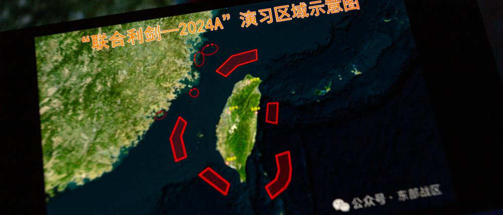 Auf einem Smartphone wird im Mai eine Karte mit Standorten der Militärübungen rund um Taiwan angezeigt. Wie damals finden auch jetzt wieder Übungen rund um die Inselrepublik statt. 