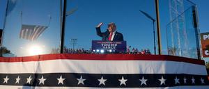 Es ist unklar, was ein bewaffneter Mann bei einer Trump-Kundgebung im Schilde führte. 