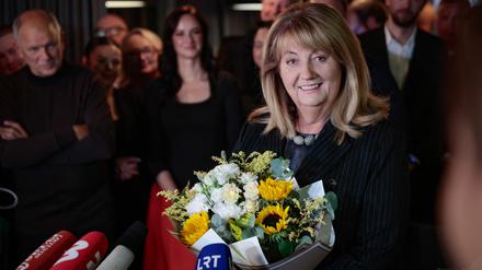 Die Vorsitzende der Sozialdemokratischen Partei, Vilija Blinkeviciute, hält Blumen in der Hand und spricht zu Medien und Anhängern während einer Wahlveranstaltung in Vilnius, Litauen.