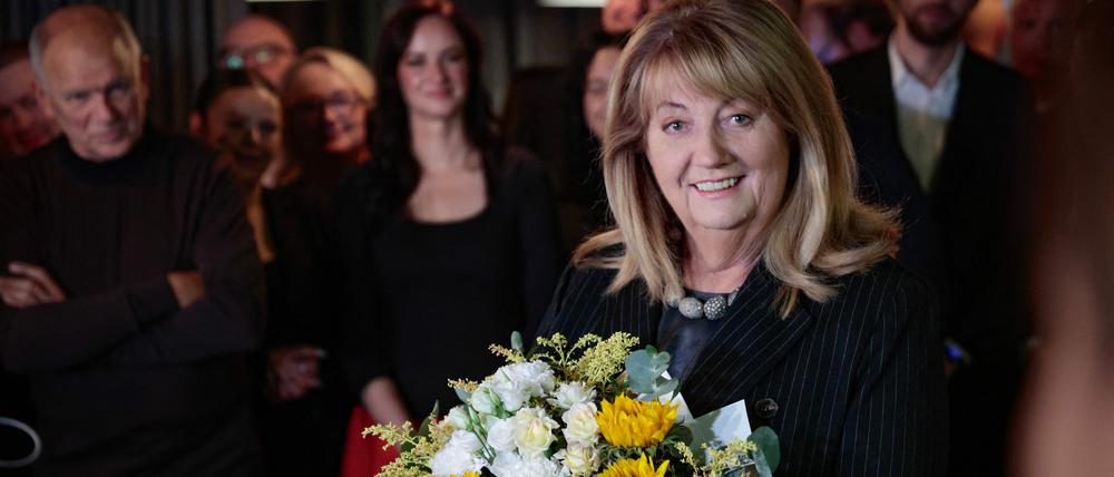 Die Vorsitzende der Sozialdemokratischen Partei, Vilija Blinkeviciute, hält Blumen in der Hand und spricht zu Medien und Anhängern während einer Wahlveranstaltung in Vilnius, Litauen.