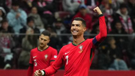 Freut sich. Cristiano Ronaldo hat nun auch seine eigene Uhr.