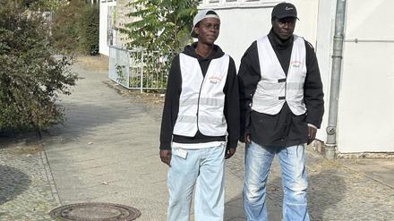 Die „Kiezläufer“ Antoninho Dudu Indjai und Thierno Allzones Diallo klappern täglich zu Fuß ihre achteinhalbstündige Route durch den Charlottenburger Norden ab.