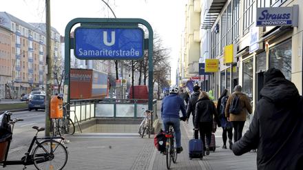 Der Eingang des U-Bahnhofs Samariterstraße in Friedrichshain