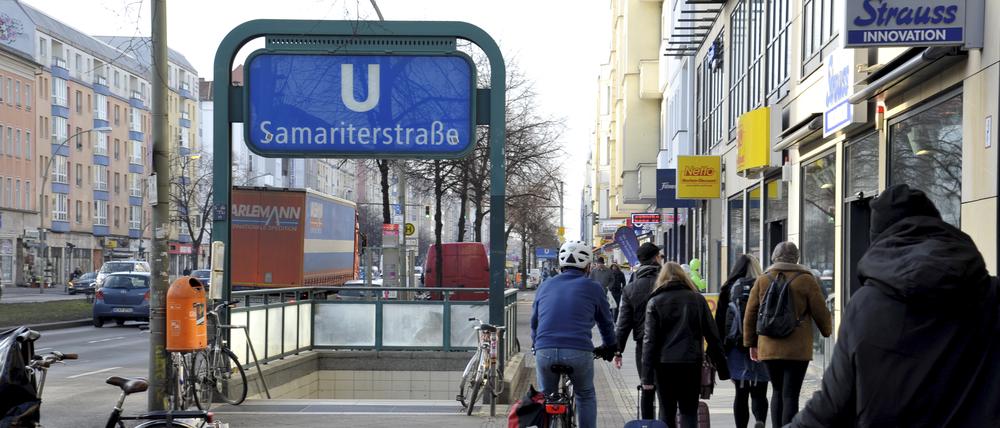 Der Eingang des U-Bahnhofs Samariterstraße in Friedrichshain
