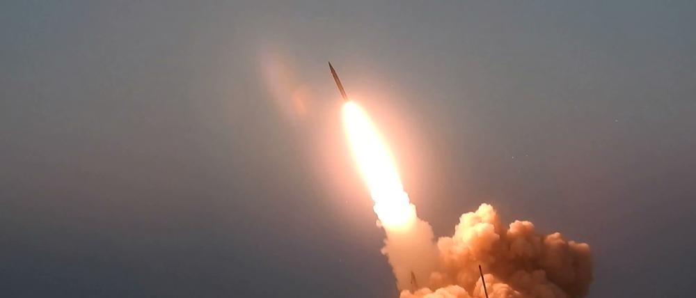 Dieses Bild soll den Start der Rakete «Märtyrer Hajj Ghassem» an einem unbekannten Ort zeigen..